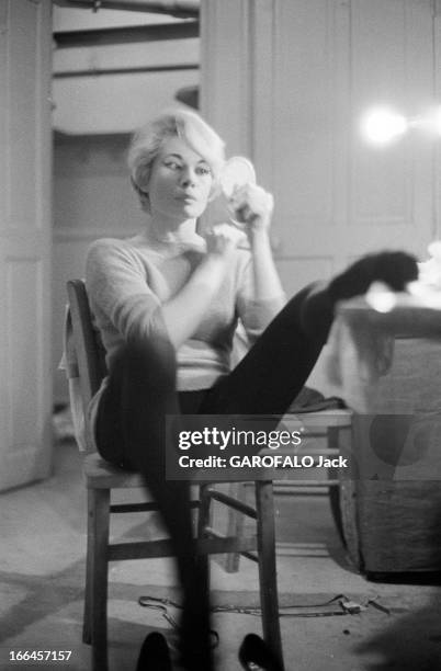 Rendezvous With Noelle Adam. 21 janvier 1958, Noëlle ADAM, danseuse et actrice française, pose dans sa loge. Cette année-là, elle tourne dans le film...