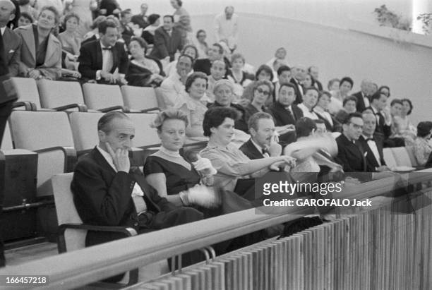 Venice Film Festival 1957. 30 août 1957, Festival du cinéma de Venise 1957 . Le réalisateur René CLAIR, Président du Jury, assis dans la salle de...