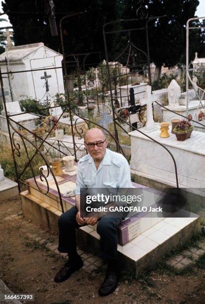 Nostalgia Of Algeria. Alger - juillet 1972 - Dans le cimetière SAINT-EUGENE, un homme de 71 ans né à Alger, agent immobilier, assis sur la tombe de...