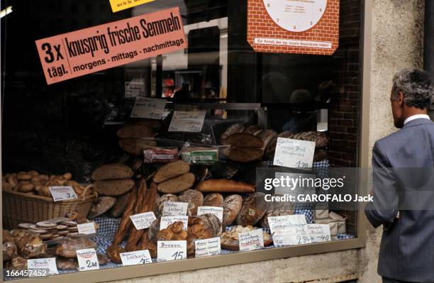Munich Germany. Munich - août 1972 - La vitrine d'une boulangerie.