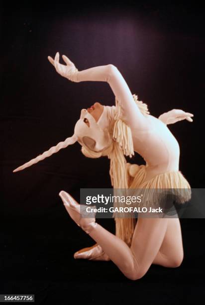 Liane Dayde In The Ballet 'La Dame A La Licorne'. DAYDE, visage en extension arrière recouvert d'un masque blanc à l'italienne surmonté d'une corne...