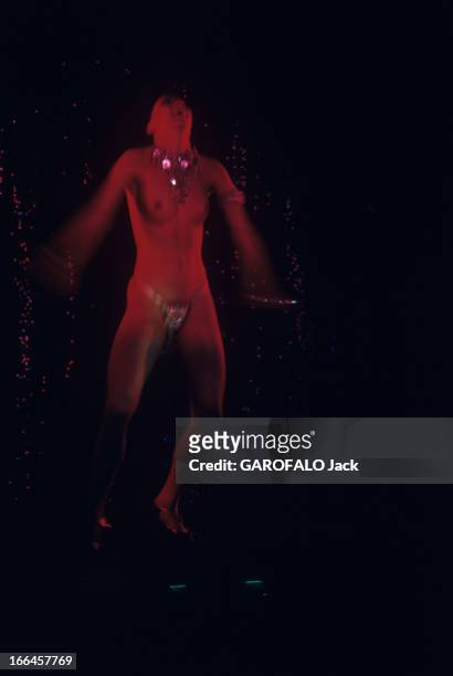 Alain Bernardin In His Cabaret The Crazy Horse Saloon. Paris - janvier 1973 - Sur la scène du cabaret le 'Crazy Horse Saloon', une danseuse en tenue...