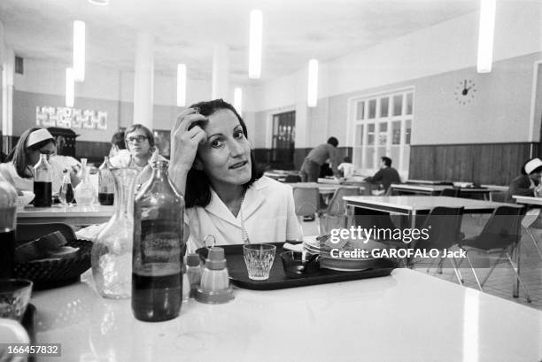 Meeting With Hospital Nurses. France, Lyon, 21 octobre 1974, Dans la cantine de l'hôpital Edouard Herriot, Françoise, une infirmière de 25 ans...