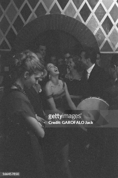 Rendezvous With Dawn Addams. Italie, Rome, 21 novembre 1957, l'actrice anglais Dawn ADDAMS a épousé le prince Vittorio MASSIMO. Dans leur propriété,...