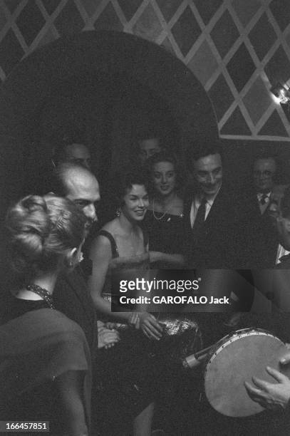 Rendezvous With Dawn Addams. Italie, Rome, 21 novembre 1957, l'actrice anglais Dawn ADDAMS a épousé le prince Vittorio MASSIMO. Dans leur propriété,...