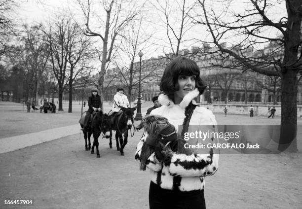 Alain Bernardin In His Cabaret The Crazy Horse Saloon. Paris - janvier 1973 - Vie quotidienne d' une des vedettes du Cray Horse, Anna PORTOBELLO,...