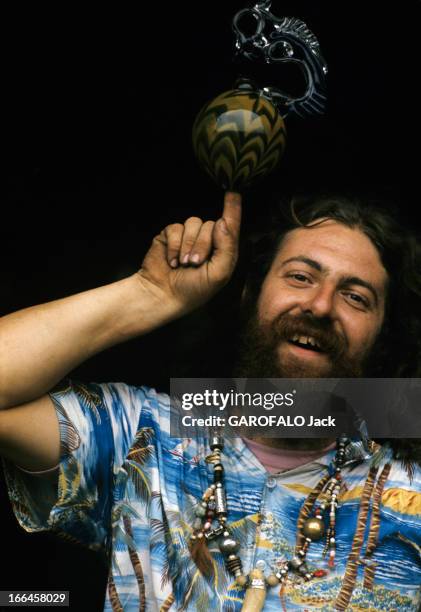 Craftsmans In Usa. Etats Unis- octobre 1972- Artisanat: Portrait d'un souffleur de verre présentant une création originale faite d'une sphère...