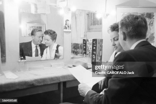 Meeting Charles Trenet. France, Paris, 30 avril 1955, le poète auteur-compositeur-interprète français Charles TRENET donne un récital dans une salle...