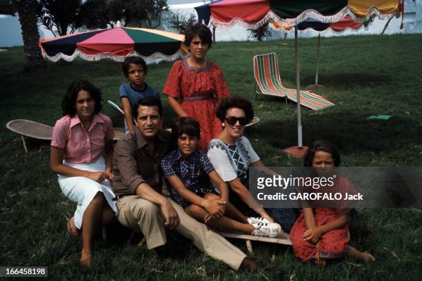 Rendezvous With Adolfo Suarez Gonzalez With Family. En Espagne, en septembre 1976, assis dans le jardin de sa maison, le Premier ministre Adolfo...