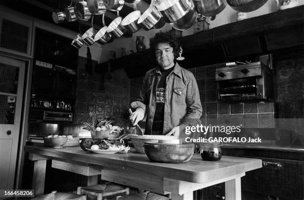 Rendezvous With Pierre Perret. France, Nangis, 24 février 1975, l'auteur, compositeur, interprète français Pierre PERRET est chez lui. Ici dans la...