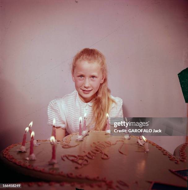 Brigitte Fossey Poses In Studio. Semur-en-Auxois - juin 1956 - A l'occasion de ses dix ans, vêtue d'une robe blanche, les cheveux attachés, l'actrice...