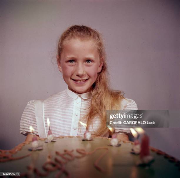 Brigitte Fossey Poses In Studio. Semur-en-Auxois - juin 1956 - A l'occasion de ses dix ans, vêtue d'une robe blanche, les cheveux attachés, l'actrice...