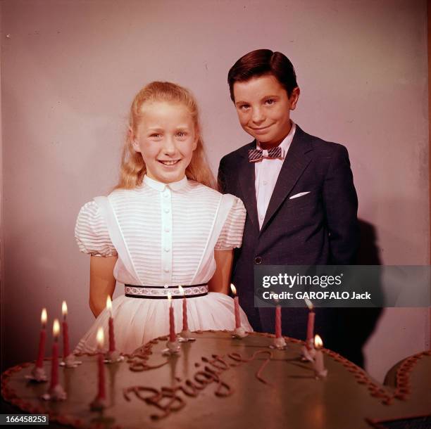 Brigitte Fossey Poses In Studio. Semur-en-Auxois - juin 1956 - A l'occasion de ses dix ans, vêtue d'une robe blanche et de gants blancs, les cheveux...