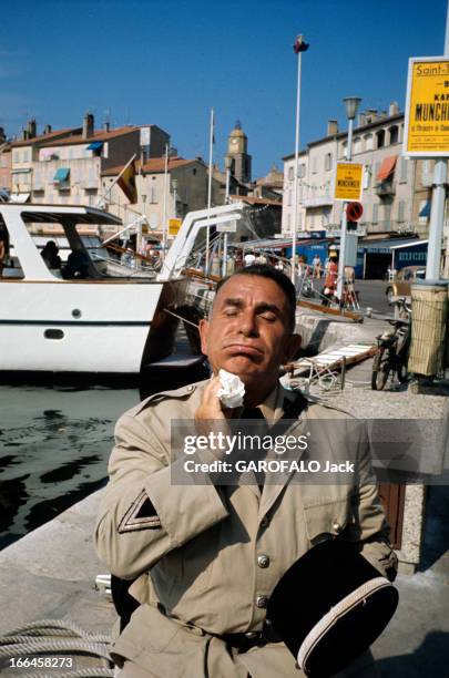 Jean Mezerette, Policeman In Saint Tropez. Saint-Tropez- juillet 1973- Jean MEZERETTE, gendarme sur la plage aux seins nus en train de s'essuyer avec...