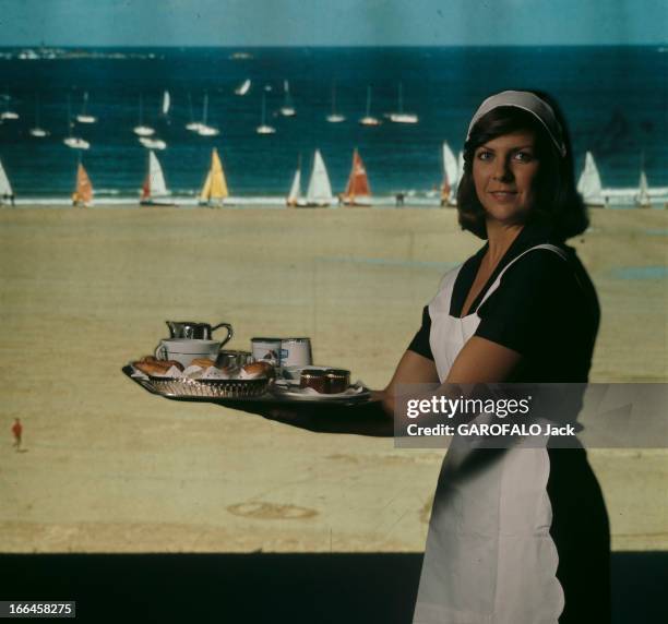 Dominique Lempereur, Journalist In The Role Of Room Attendant. Sainte Maxime, Saint-Tropez- juillet 1973- Dominique LEMPEREUR, journaliste dans le...