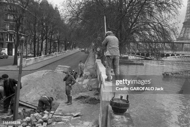 Floods In Paris. France, Paris, 28 février 1958, la crue de la Seine provoque des inondations dans tout le bassin parisien. A Paris, les berges sont...