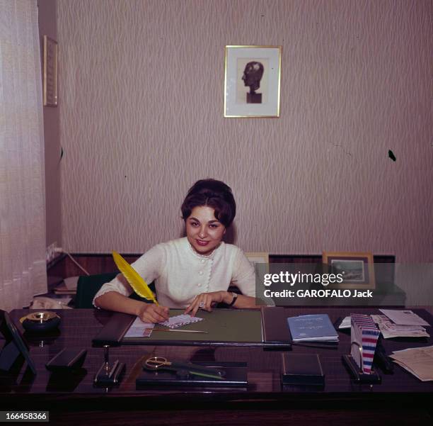 Rendezvous With The Shah Of Iran And His Wife, Farah Diba. Téhéran- décembre 1959- Portrait de Farah DIBA, en robe blanche, souriant, assise à un...