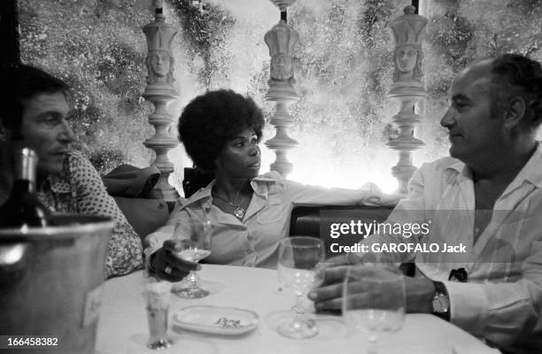 Rendezvous With Eleanor Hicks. France, Nice, juillet 1973, dans un restaurant, le consul des Etats-Unis Eleanor HICKS est assise à table, entre deux...