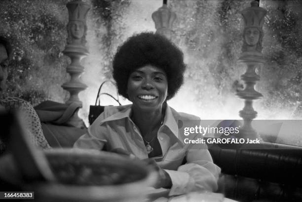 Rendezvous With Eleanor Hicks. France, Nice, juillet 1973, dans un restaurant, le consul des Etats-Unis Eleanor HICKS est assise à table, souriant à...
