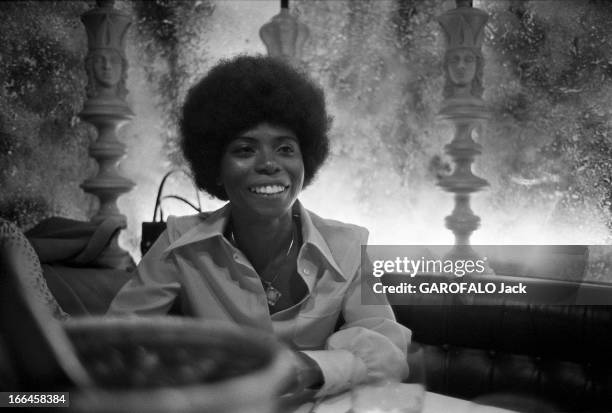 Rendezvous With Eleanor Hicks. France, Nice, juillet 1973, dans un restaurant, le consul des Etats-Unis Eleanor HICKS est assise à table, souriante....