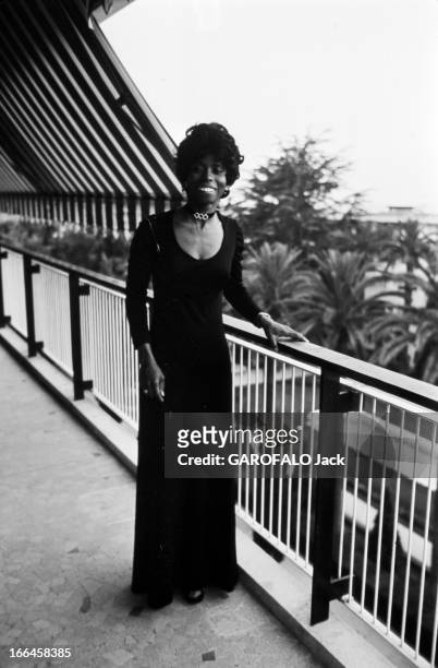 Rendezvous With Eleanor Hicks. France, Nice, juillet 1973, le consul des Etats-Unis Eleanor HICKS se tient debout sur un balcon, une main posée sur...