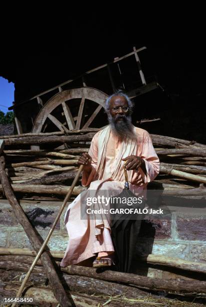 Jesuits In India. En Inde, en mai 1973, portant une longue barbe, les cheveux noués en chignon et des lunettes de vue, le jésuite indien Swami...