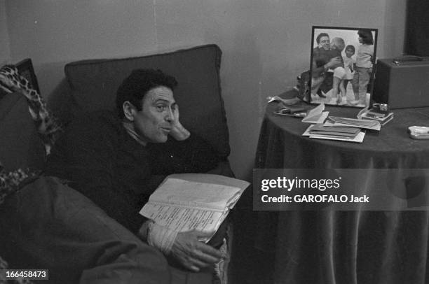 Close-Up Of Raf Vallone. France, Paris, 13 mars 1958, Raf VALLONE, acteur et metteur en scène italien, tient le rôle principale dans la pièce 'Vu du...