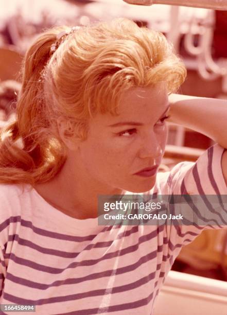 The 10Th Cannes Film Festival 1957: Anne-Marie Mersen. Le 10ème Festival de Cannes se déroule du 2 au 17 mai 1957 : plan de trois-quarts d'Anne-Marie...