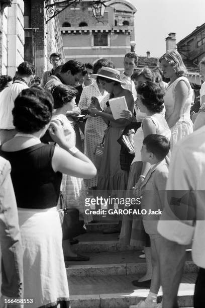 Antonella Lualdi At Venice Film Festival 1957. 27 août 1957, Festival du cinéma de Venise 1957 : la jeune comédienne italienne Antonella LUALDI signe...