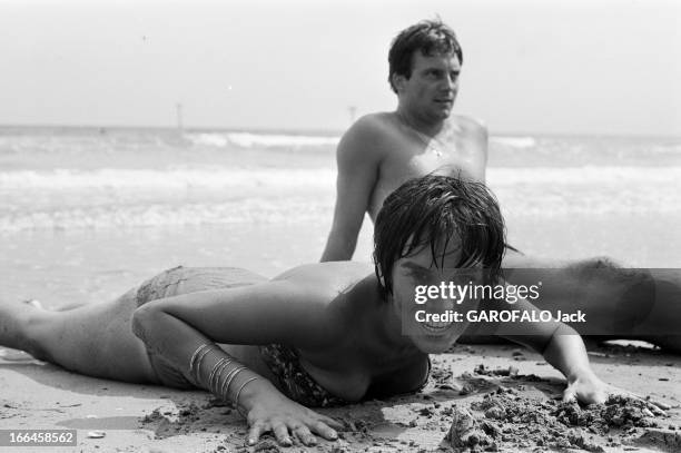 Antonella Lualdi At Venice Film Festival 1957. 30 août 1957, Festival du cinéma de Venise 1957 . Sur la plage du Lido, la jeune comédienne italienne...