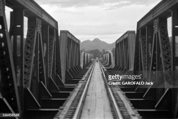 The Bridge Of The River Kwai And The Cemetery Chungkai. Birmanie, 4 octobre 1973, Sur le pont de la rivière Kwai, une personne vue de dos s'éloigne...