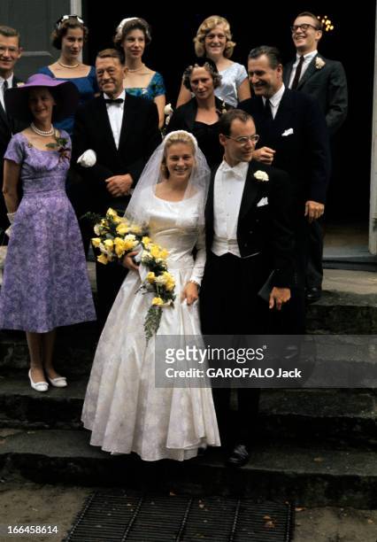 The Marriage Of Steven Rockefeller And Anne-Marie Rasmussen. Lunde - 1959 - Lors de leur mariage, sur le perron de l'église, Anne-Marie RASMUSSEN, un...