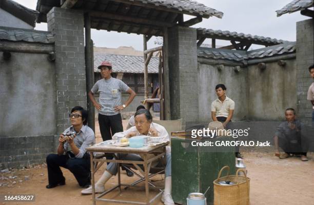 Hong Kong Movies By The Shaw Brothers. Hong-Kong - décembre 1973 - Dans un studio de cinéma des productions SHAW, entouré de personnes non...