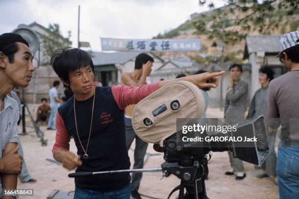 Hong Kong Movies By The Shaw Brothers. Hong-Kong - décembre 1973 - Dans les studios de cinéma SHAW, deux hommes non identifiés discutant près d'une...