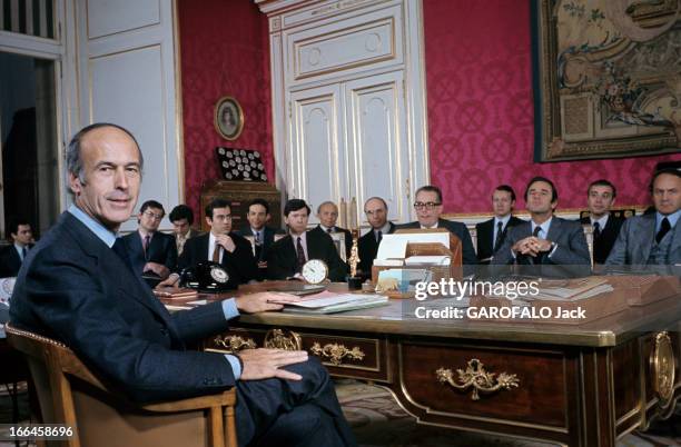 Valery Giscard D'Estaing And Advisors. Paris, 21 janvier 1974 : le ministre de l' Economie et des Finances Valéry GISCARD D'ESTAING dans son bureau...