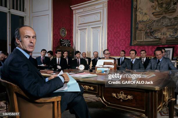 Valery Giscard D'Estaing And Advisors. Paris, 21 janvier 1974 : le ministre de l' Economie et des Finances Valéry GISCARD D'ESTAING dans son bureau...