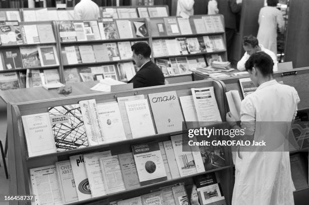 Report On The Nuclear Power Plant In Saclay. Octobre 1958, Centre de recherches nucléaires de Saclay : dans un centre de documentation, un homme en...