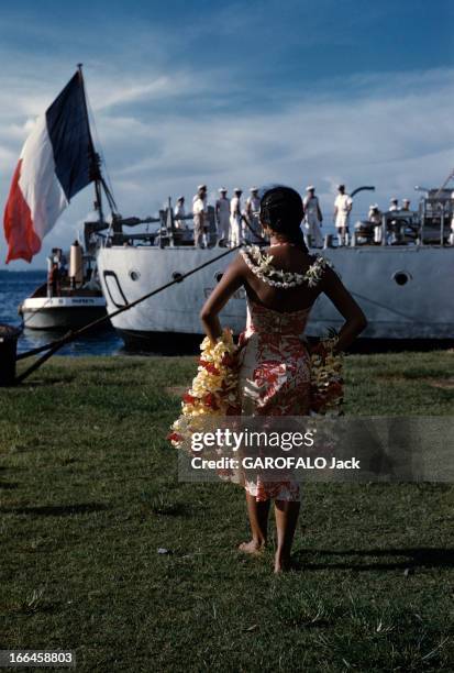 Tahiti In July. Tahiti - juillet 1959 - A l'occasion des festivités du 'Juillet', une femme tahitienne de dos, en paréo, portant des colliers de...