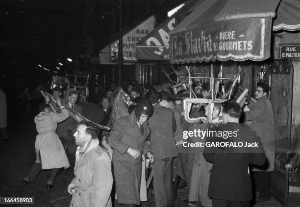 Anti Soviet Protest Against Intervention In Hungary. France, Paris, 7 novembre 1956, Les manifestations en Occident contre l'intervention soviétique...