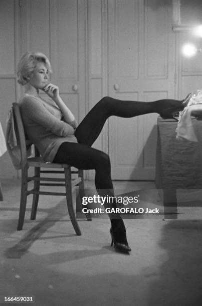 Rendezvous With Noelle Adam. 21 janvier 1958, Noëlle ADAM, danseuse et actrice française, pose dans sa loge. Cette année-là, elle tourne dans le film...