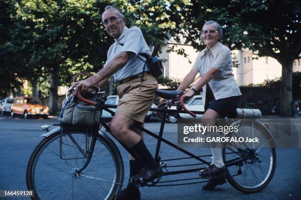 Bicycle. France- juillet.août 1974- A bicyclette: un vieux couple à tandem.