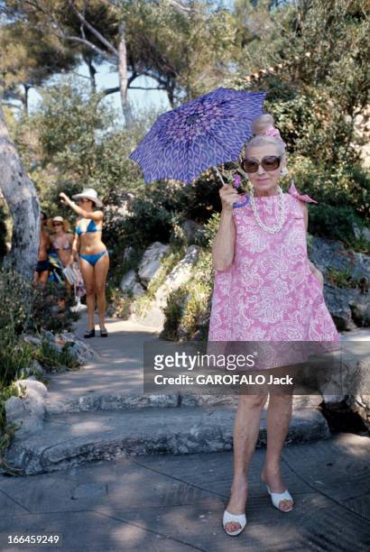 The Principality Of Monaco And Monte Carlo. Principauté de Monaco, Monte-Carlo- août 1974- Portrait d'une femme vêtue d'une robe courte rose, portant...