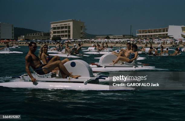 Holidays In A Camping On The French Rivieira. Côte d'Azur- 1958- Vacances en camping en Méditerranée. Des vacanciers, en maillots de bains font du...