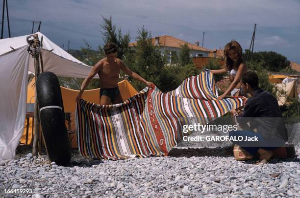 Holidays In A Camping On The French Rivieira. Côte d'Azur- 1958- Vacances en camping en Méditerranée. Deux jeunes hommes et une jeune femme en...