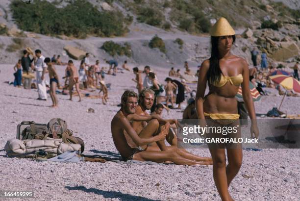 Holidays In A Camping On The French Rivieira. Côte d'Azur- 1958- Vacances en camping en Méditerranée. Une jeune femme en bikini jaune, coiffée d'un...