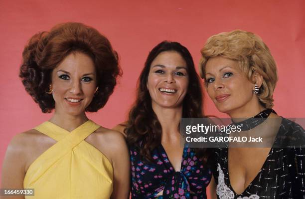 The Presenters Of Television In 1974. Paris- août 1974- Les animatrices de télévision: portrait studio de Denise FABRE, Renée LEGRAND et Jacqueline...