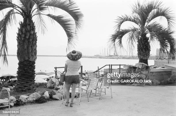 Holidays In A Camping On The French Rivieira. Le 6 août 1958, sur la Côte d'Azur en France, les vacances en camping en Méditerranée : une femme avec...