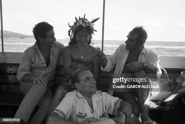 Elles Et Eux ' In Tahiti. En 1961, 'ELLES et EUX' à TAHITI . Trois hommes non identifiés et une femme tahitienne à bord d'un bateau. La tahitienne...