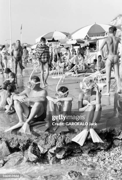 Holidays In A Camping On The French Rivieira. Le 6 août 1958, sur la Côte d'Azur en France, les vacances en camping en Méditerranée : un couple et...