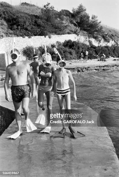 Holidays In A Camping On The French Rivieira. Le 6 août 1958, sur la Côte d'Azur en France, les vacances en camping en Méditerranée : un couple et...